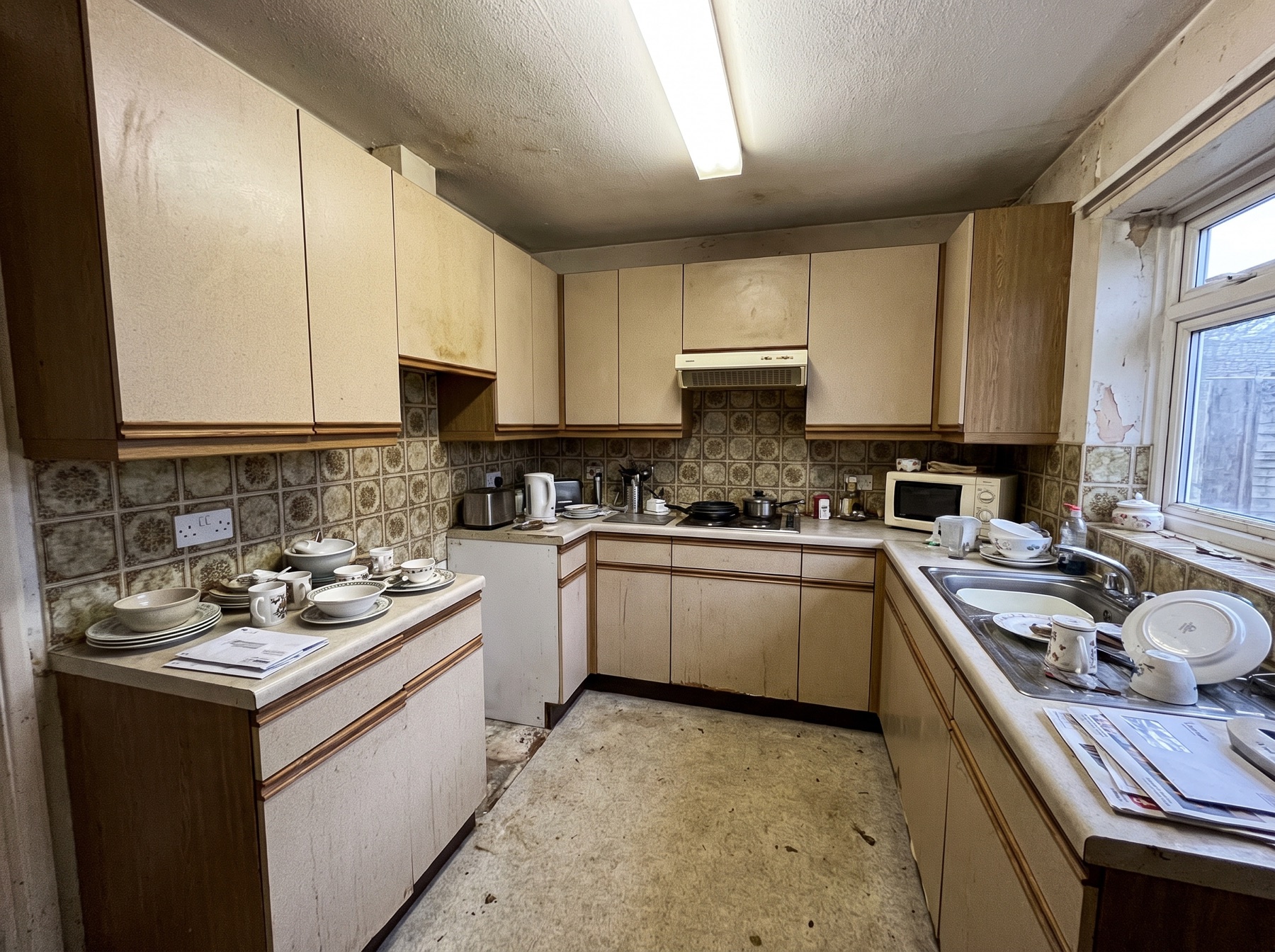 Foto real de una cocina sin remodelar, desactualizada